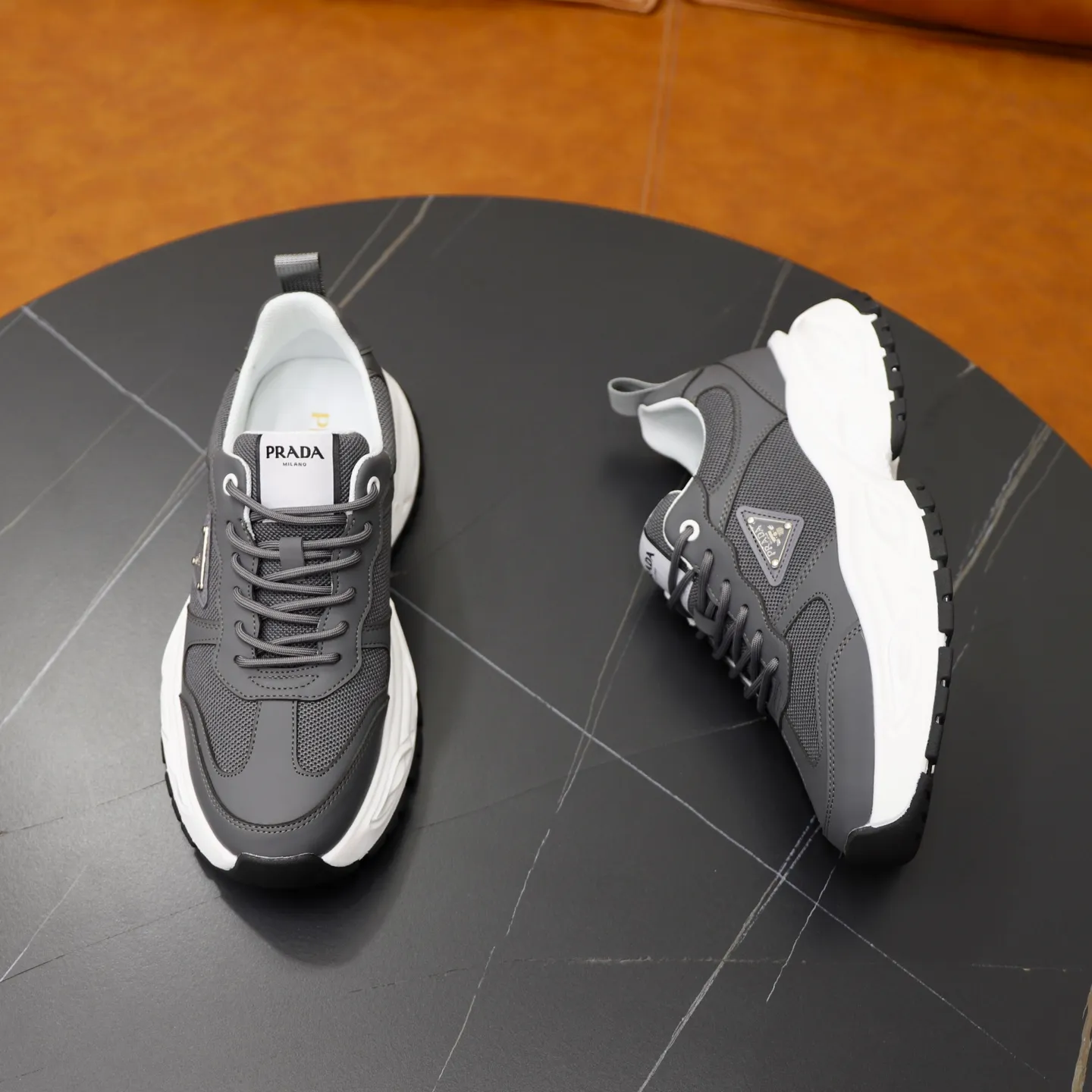 Ex-factory price: 462💰🙅‍♂️🙅‍♂️🙅‍♂️ Brand: PRADA Standard code: 38-44 (45 customized) Grade: Same as the official website Material: Original material splicing Comfortable and breathable lining Lightweight and wear-resistant sports outsole Style category: Men's fashionable casual shoes Running sneakers Distinguished luxury brand elements Top luxury Color: actual picture color